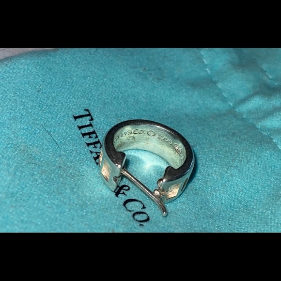 🛑SOLD🛑Vintage 1995 Tiffany & Co Atlas 925 Single Huggie Hoop Earring - Picture 4 of 6